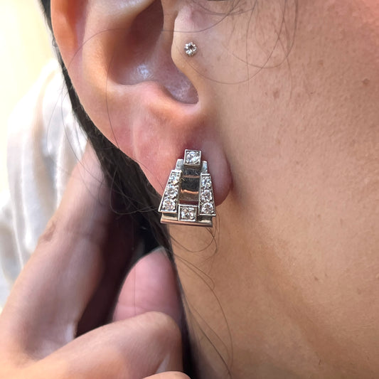 An Art Deco round diamond clip, in platinum, modelled as an earring
