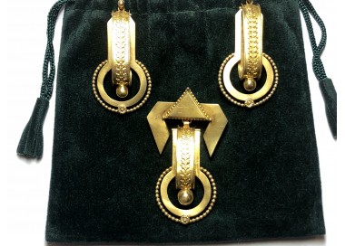 Victorian Etruscan Style Brooch and Earrings Gold Suite, Circa 1875