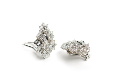 Modern Vintage Style Diamond and Platinum Floral Clip Earrings, 4.12 Carats
