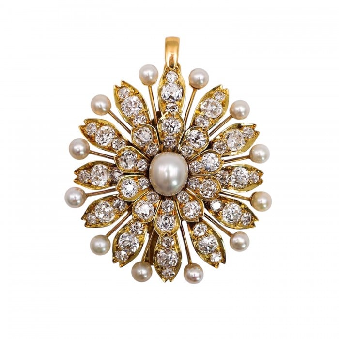 A decorative pearl and diamond flower brooch/pendant in yellow gold
