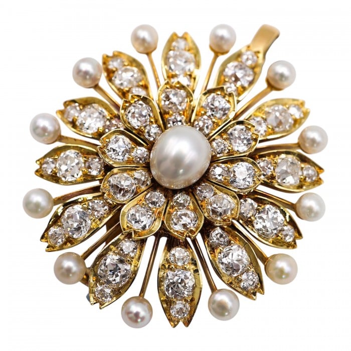 A decorative pearl and diamond flower brooch/pendant in yellow gold